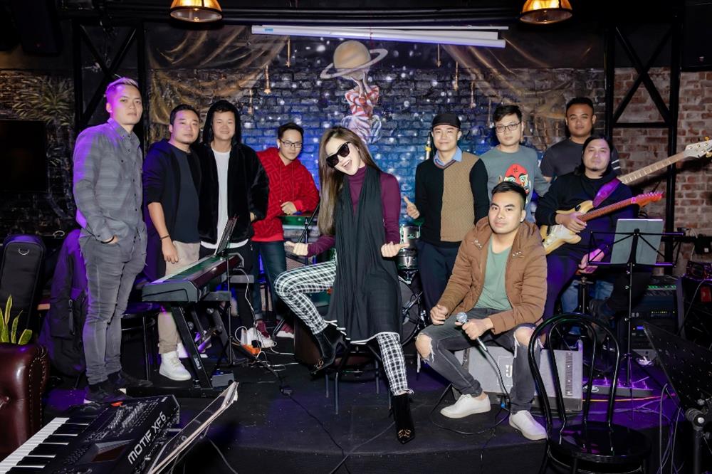 Hương Tràm tất bật chuẩn bị cho liveshow 